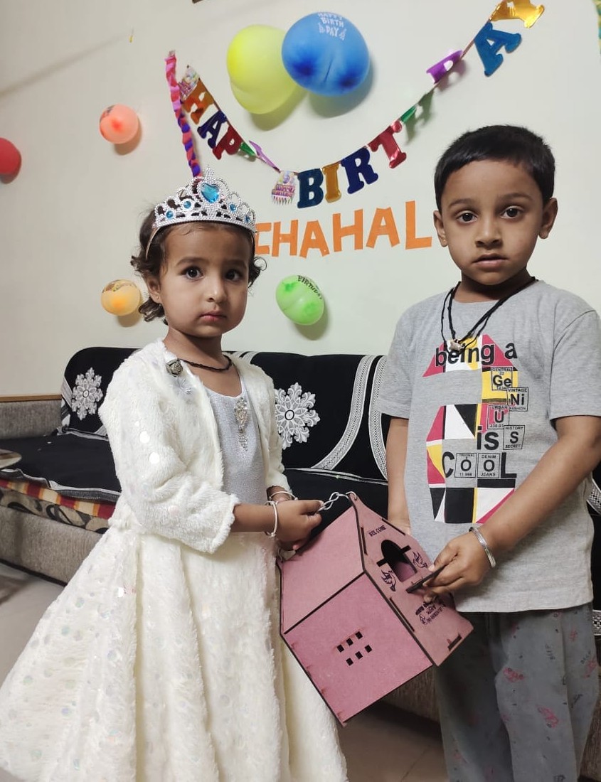 प्रफुल्ल भाई पटेल ने जन्म दिन पर नि:शुल्क घोंसला वितरित कर बनाई पहचान