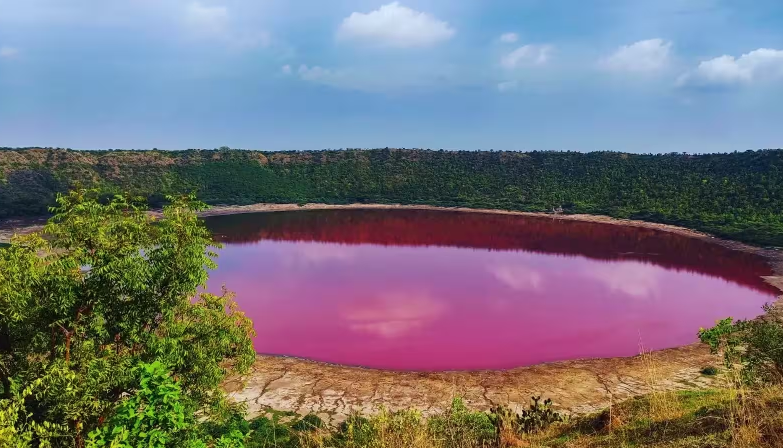 अद्भूत नज़ारे से लबरेज है लोनार क्रेटर झील