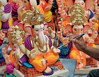 शाडू मिट्टी से भगवान गणेश की मूर्तियों का निर्माण पर्यावरण संरक्षण का सन्देश